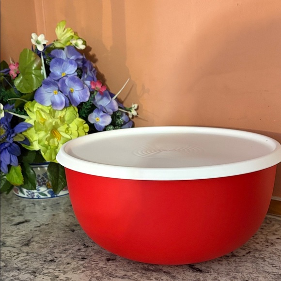 Tupperware Vibrant Red Bowl with White Lid - Picture 1 of 4